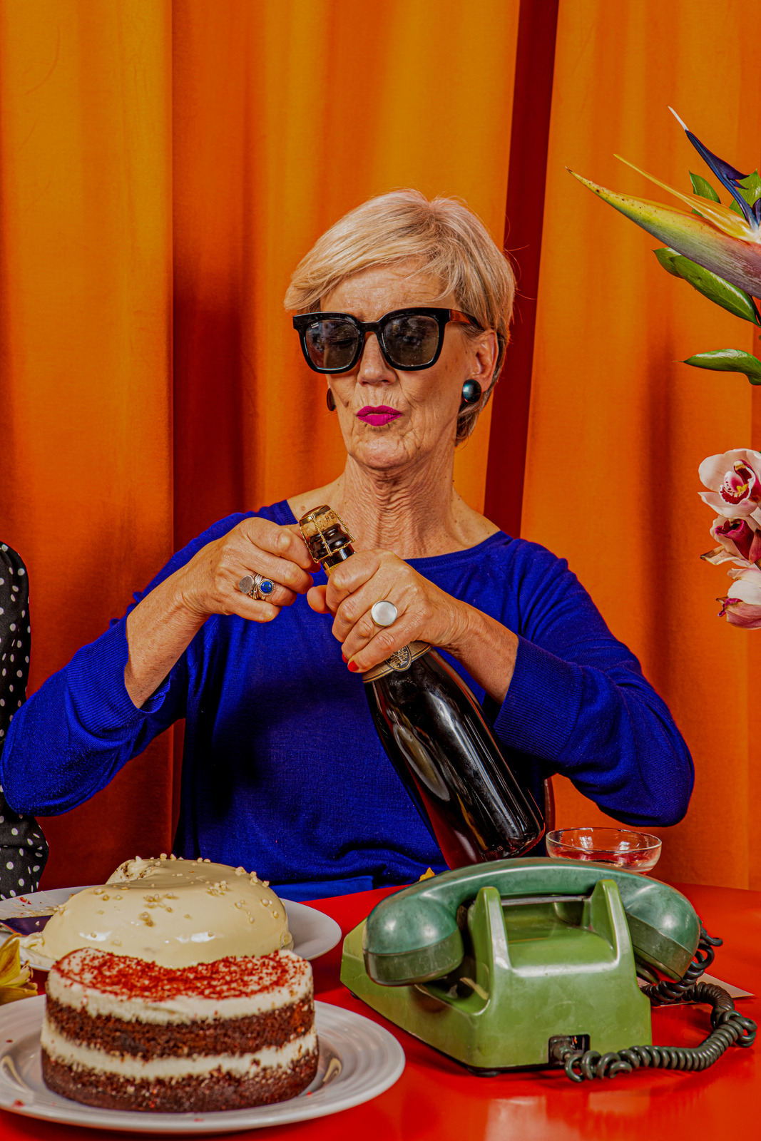 Ambiance festive à La Musa : bouteille que l'on ouvre et gâteau d'anniversaire